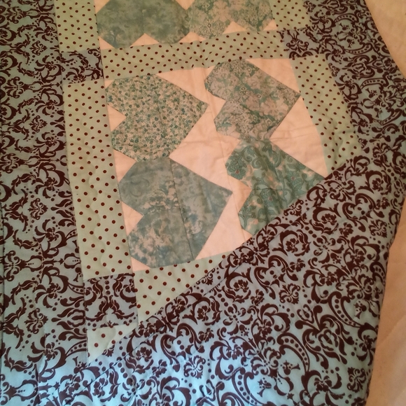 Handmade Quilted table runner with Heart Pattern - Picture 3 of 3